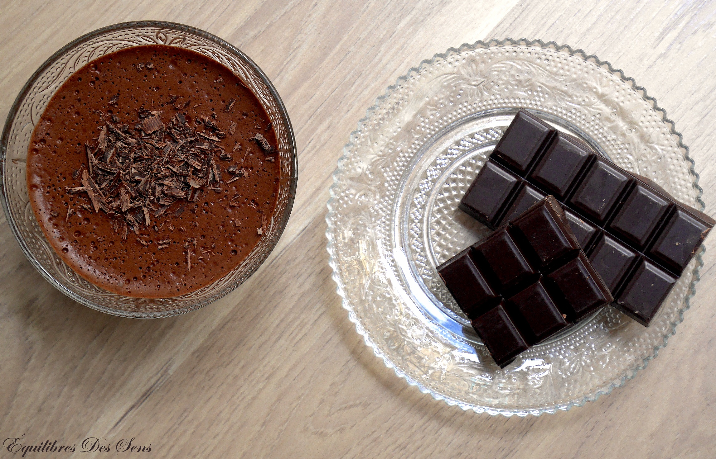 Cette mousse végétale au chocolat noir et piment d'espelette réalisée avec de l'eau de pois chiches est tout simplement bluffante !