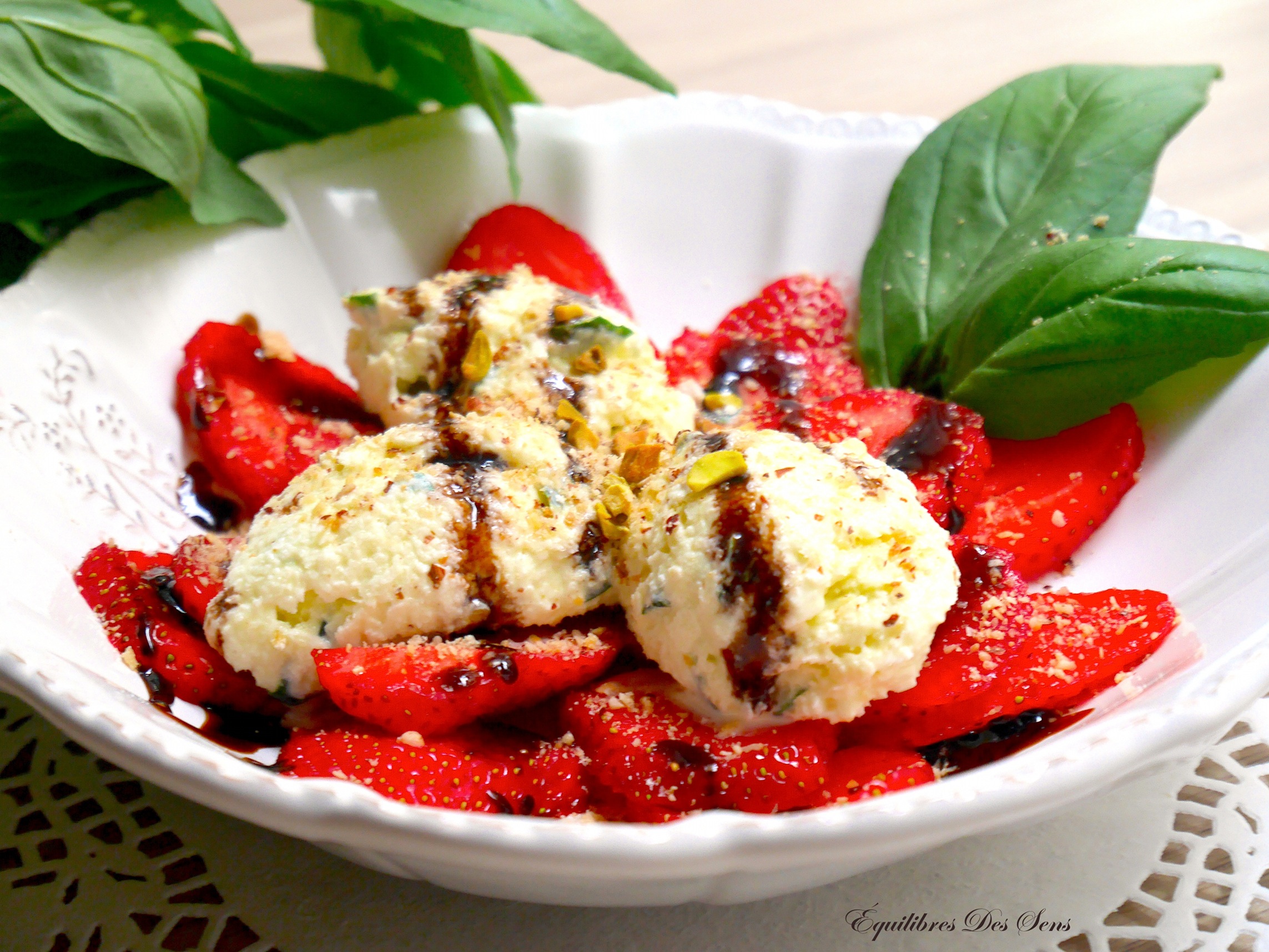 Les fraises, le basilic et le balsamique s'allient merveilleusement dans ce carpaccio savoureux !