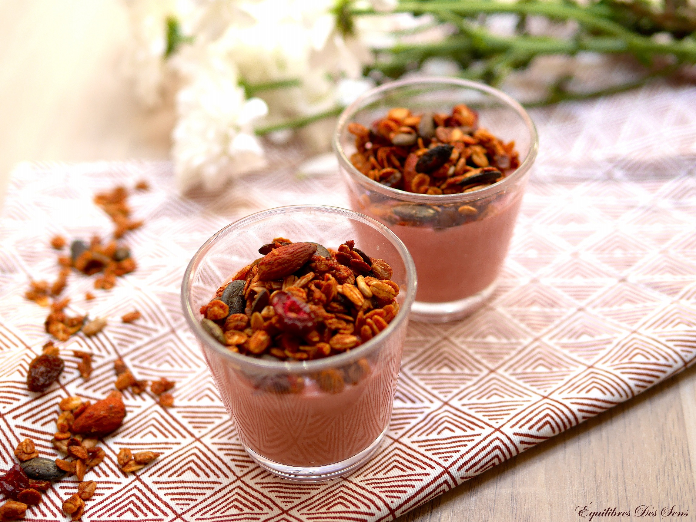 Mousse pêche-framboise et granola maison ! Frais, léger et croquant ;-)