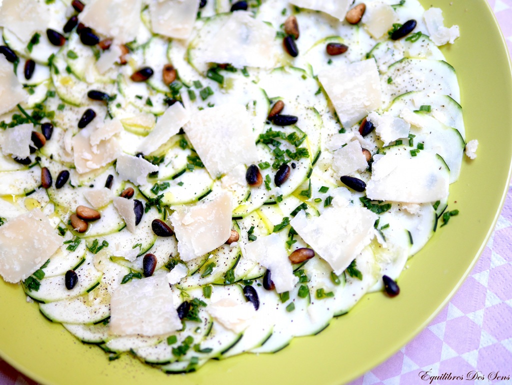 Irrésistible carpaccio de courgettes aux pignons grillés et au parmesan ! Addiction garantie :-)