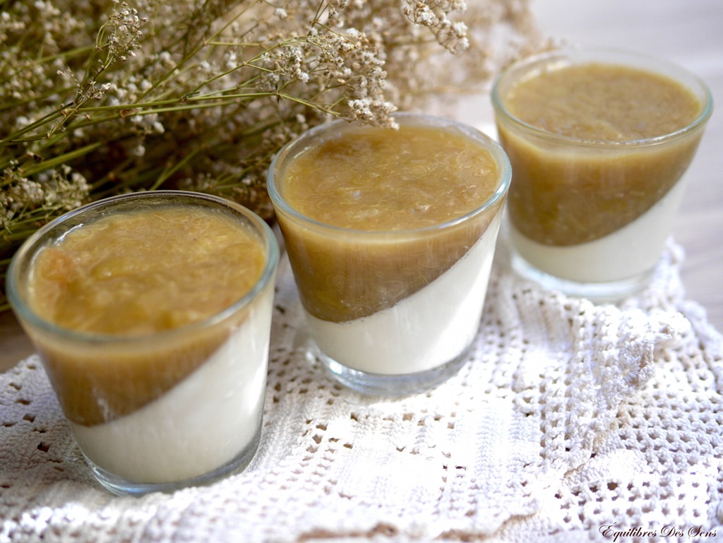 Panna cotta à la vanille et compotée de rhubarbe pour un dessert doux et fruité :-)