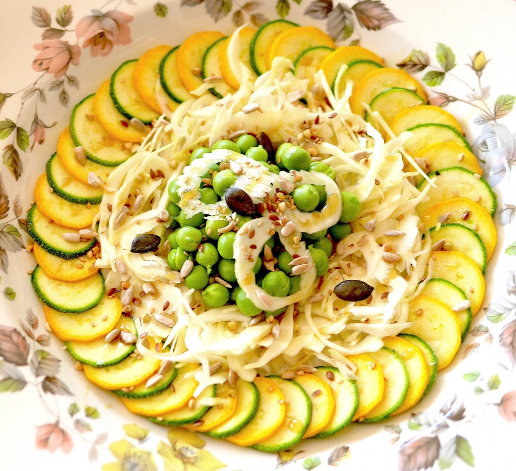 Une salade toute crue fraîche et croquante pour vos entrées estivales ou accompagner un barbecue !