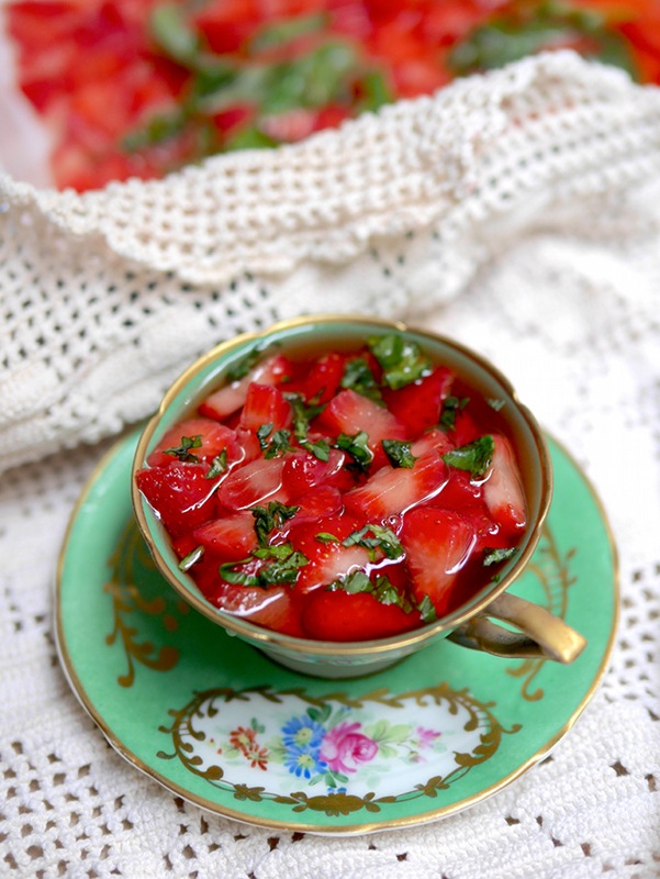 Soupe de fraises au basilic exquise, fraîche et savoureuse pour profiter des dernières fraises du marché^^