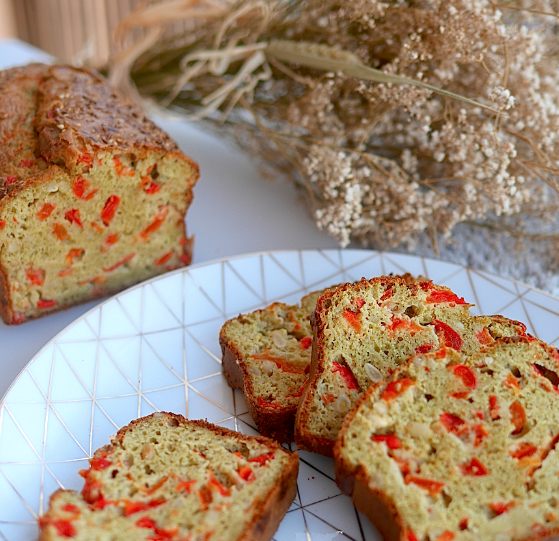 Cake aux poivrons, pesto et pignons de pin sans gluten ! Très moelleux et très savoureux ;-)