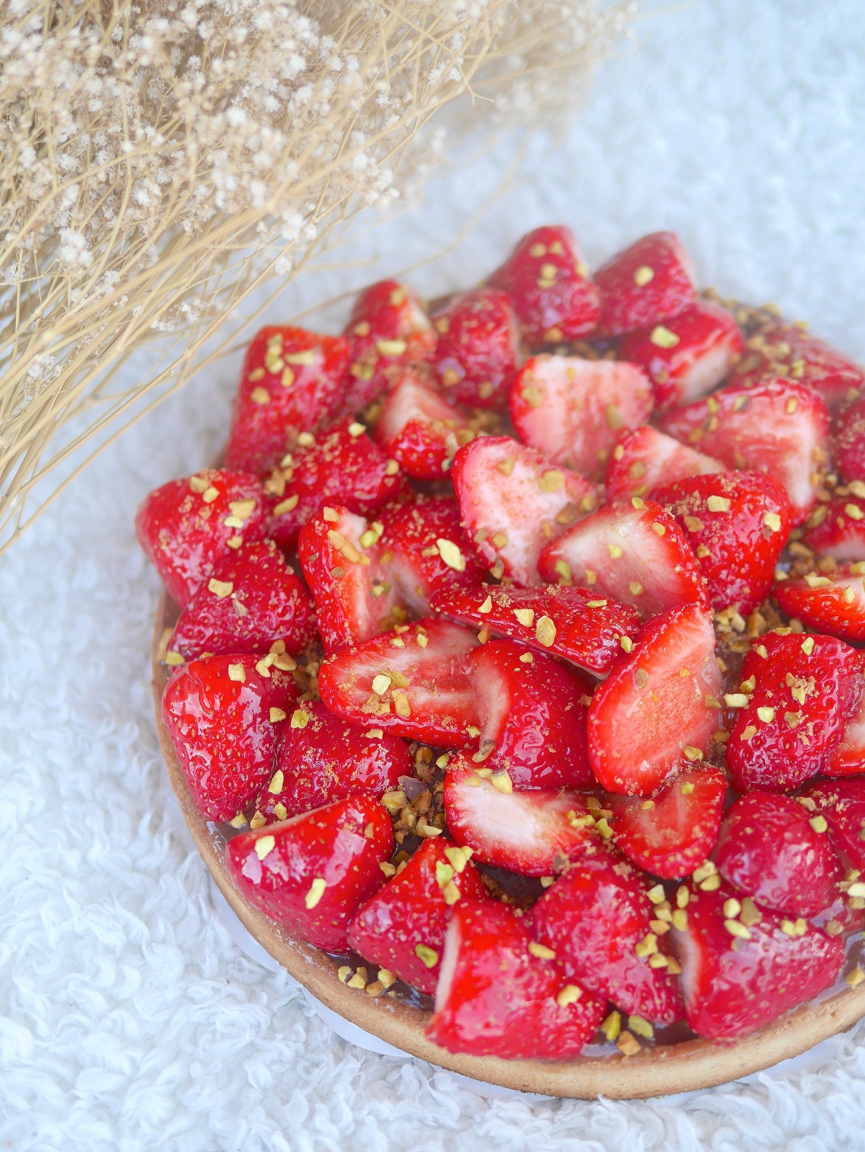Délicieuse tarte fraises-rhubarbe et éclats de pistaches en version végétale et sans gluten :-)